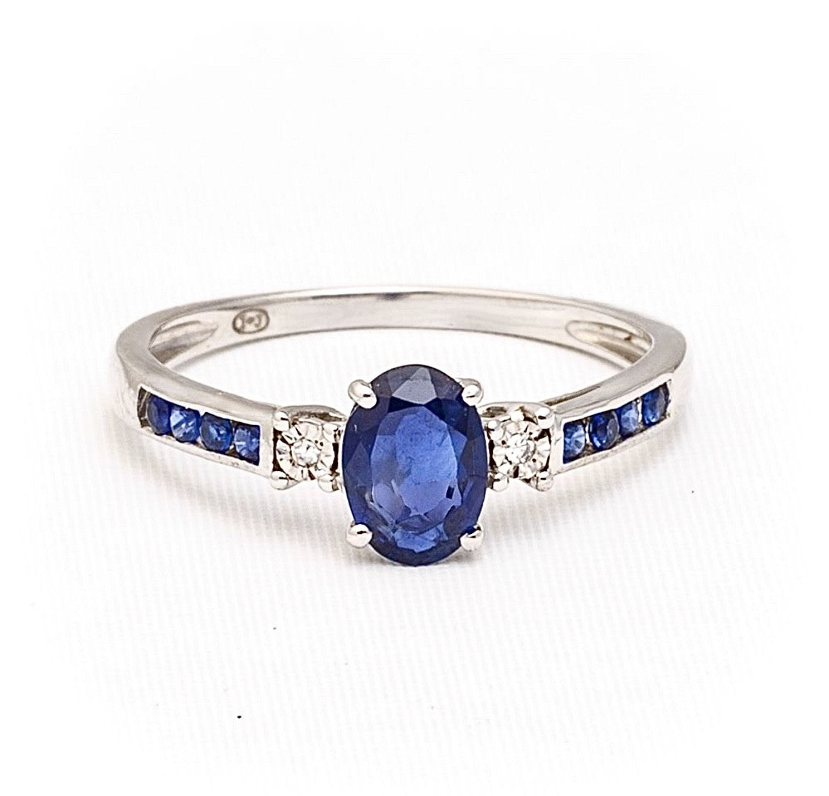 9k White Gold ring with Natural Oval Saphire